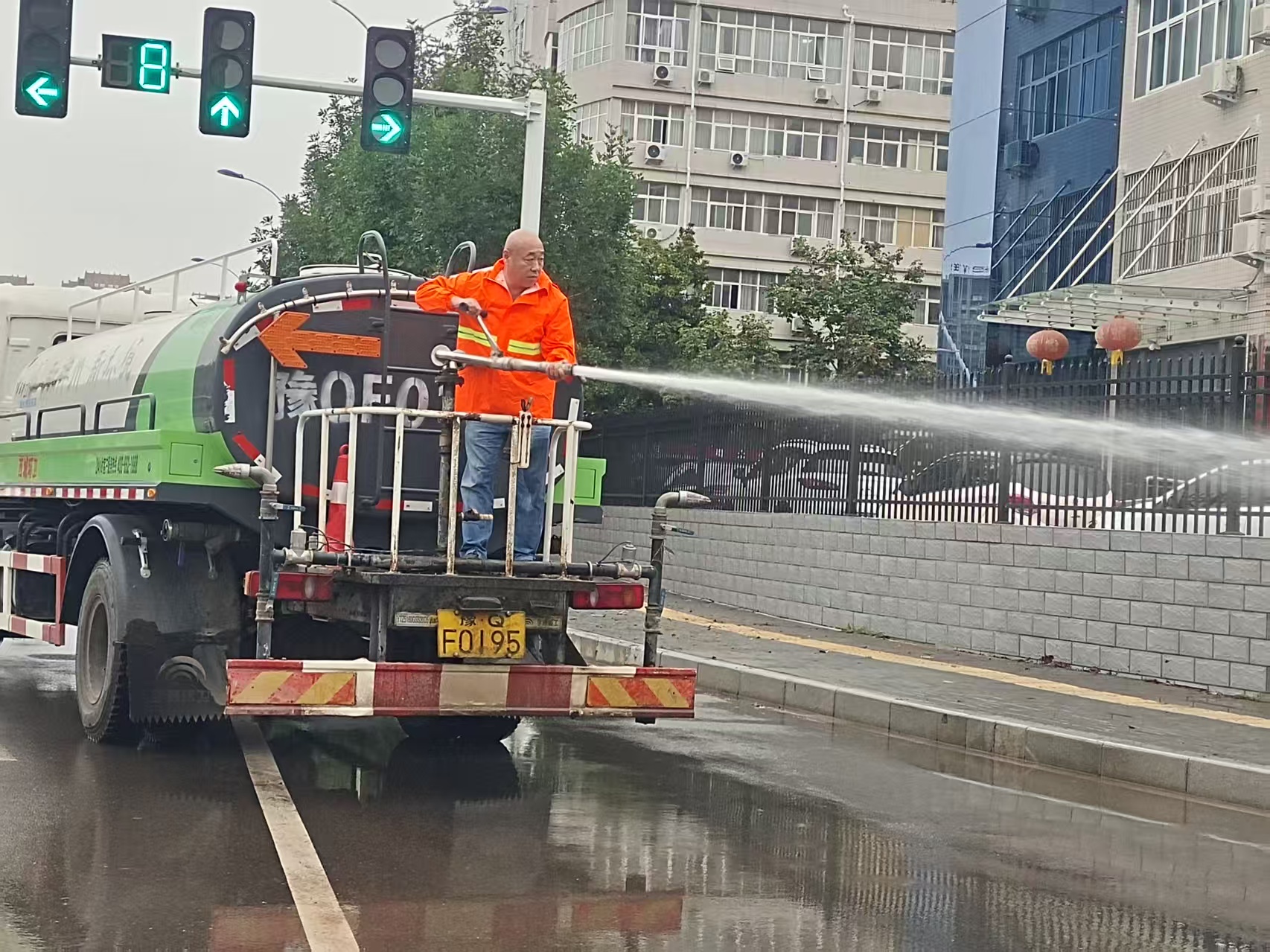 神州環(huán)境項目部主管王建設帶隊開展雨后清理、沖洗道路淤泥.jpg